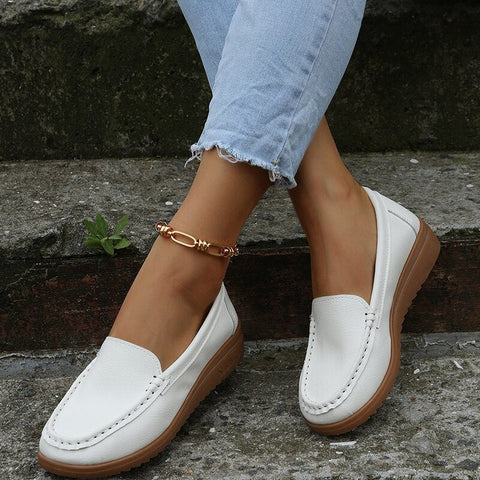 Mocassim branco fashion de couro feminino